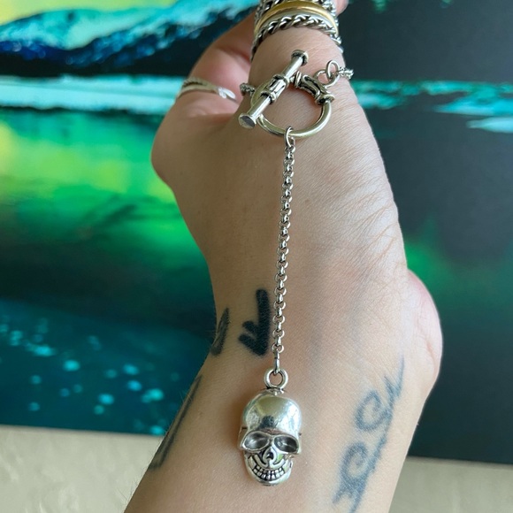 Skull silver necklace . Lariat Y shape toggle clasp & skull charm boho necklace - Picture 9 of 12